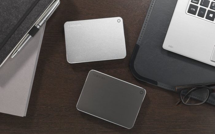 Toshiba_Canvio-Premium_family_lifestyle