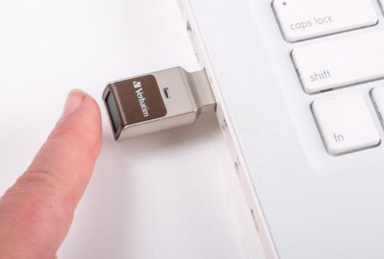 Biometrický USB flash disk s pokročilým šifrováním